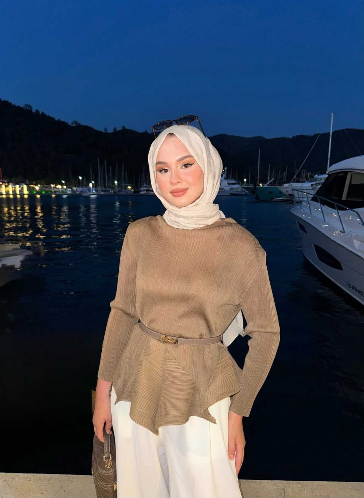 AYŞE - BUSE TÜRBANLI 2 ARKADAŞ