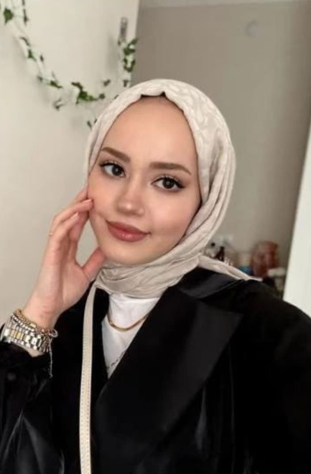 AYŞE - BUSE TÜRBANLI 2 ARKADAŞ