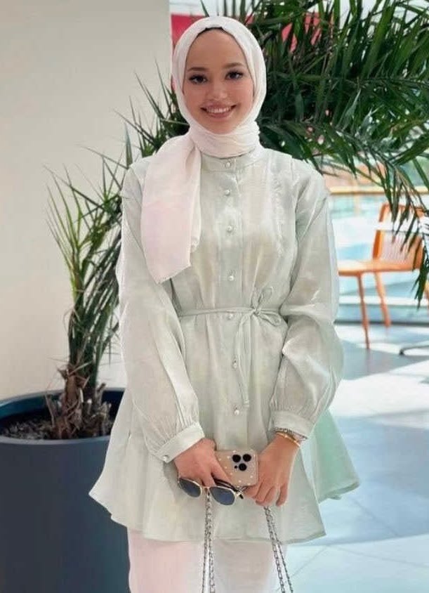AYŞE - BUSE TÜRBANLI 2 ARKADAŞ